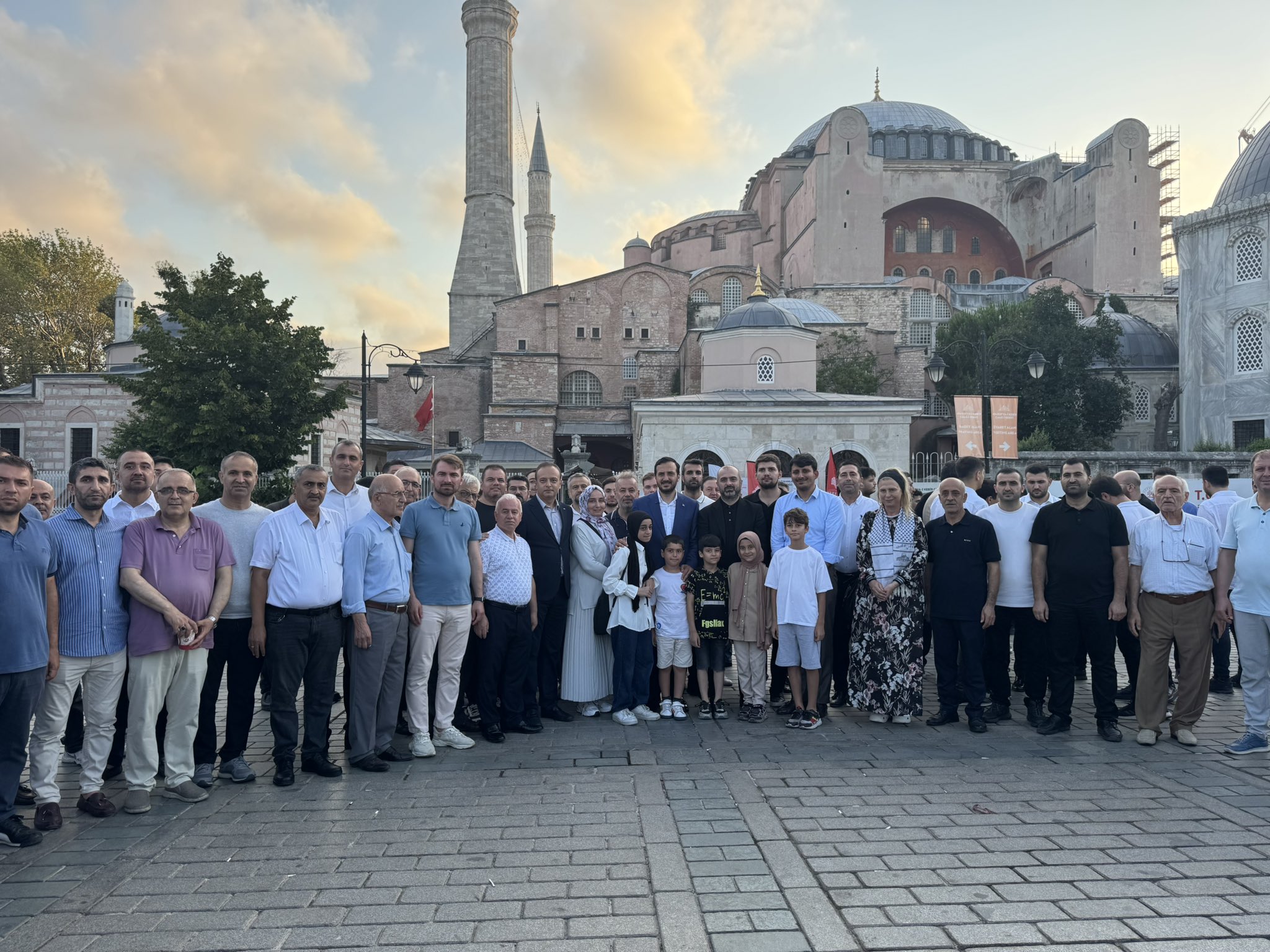 Ayasofya’nın İbadete Açılışının 5. Yılında Fatih ve İstanbul Teşkilatları Sabah Namazında Bir Araya Geldi